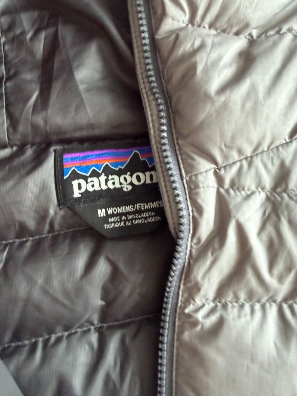 PATAGONIA Women’s Silver Quilted Hooded Jacket Sz Medium - Picture 7 of 7